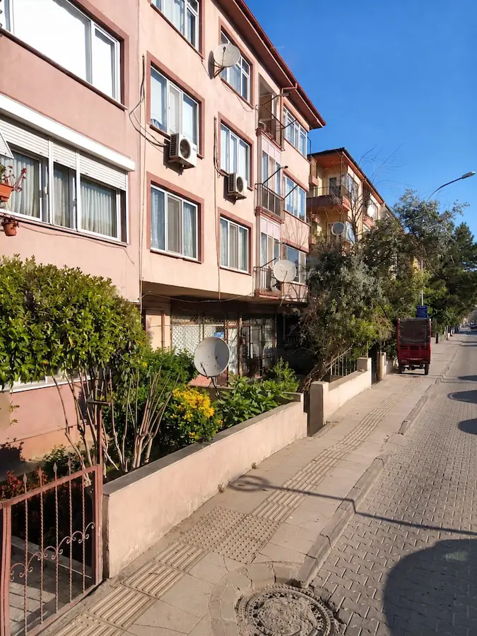 REMAX'DAN MERKEZ BAHÇELİEVLER'DE DERE KENARI SATILIK 2+1