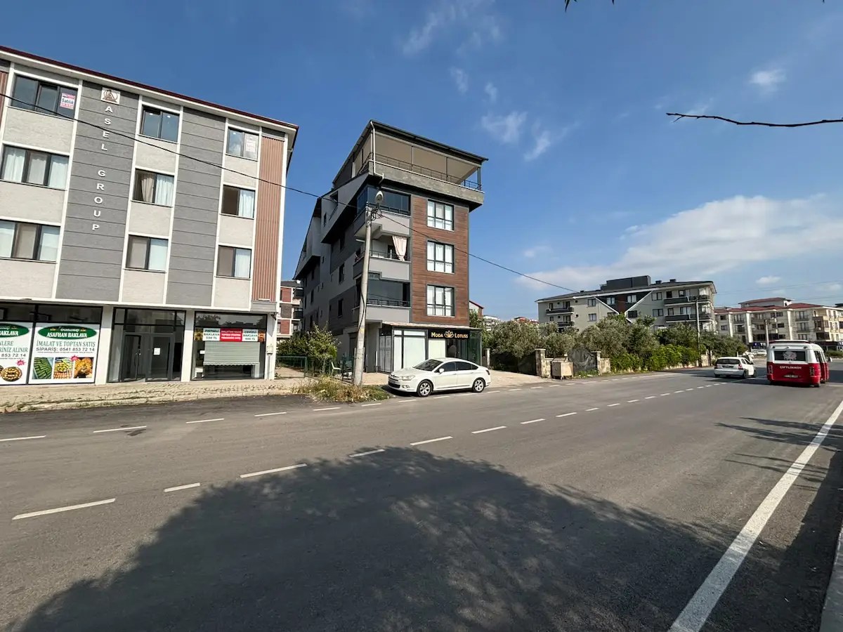 ÇİFTLİKKÖY M.AKİF'TE CADDE ÜSTÜ SATILIK 3+1